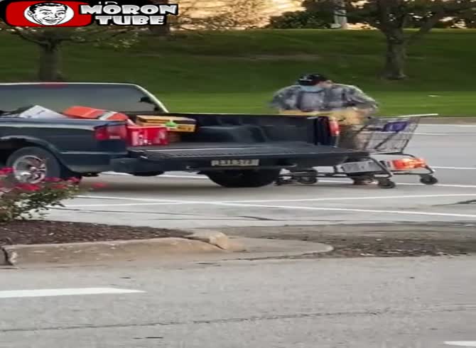 Video :An Iowa supermarket robber loses his trousers